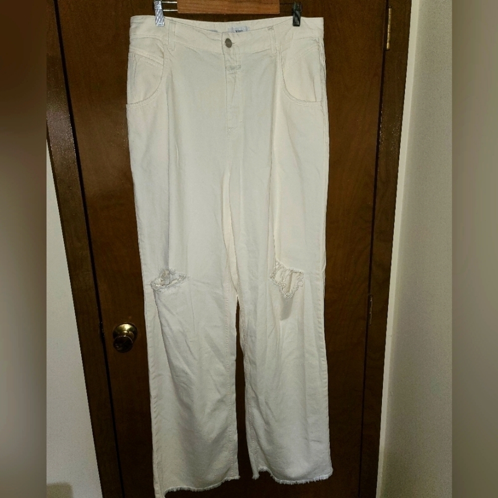 CLOSED White Denim Jeans Sz 33 | Loose Fit Distressed NWOT